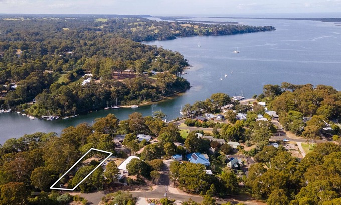 Metung House | Anchorage Views - Indulge in the ultimate coastal getaway at Anchorage Views