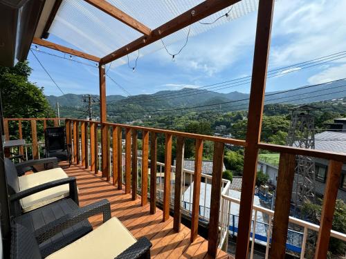 Yugawara Villa | ANGO YUGAWARA New Open 駅から車で9分 デッキで無料でBBQで楽しめる プロジェクターと卓球台あり
