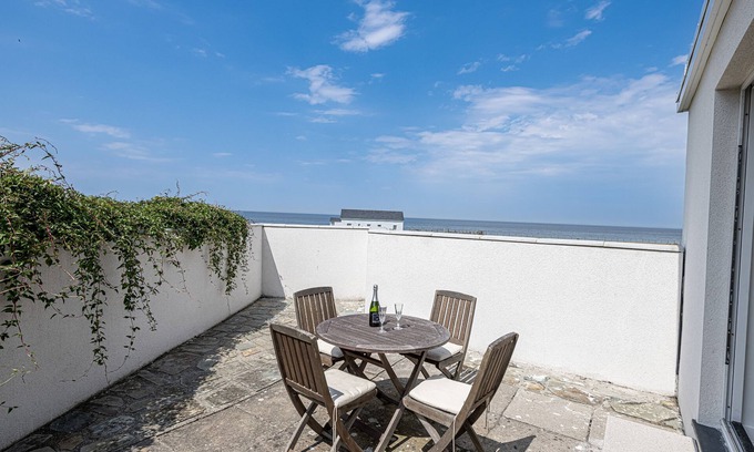 Dinas Cottage | Angorfa - a coastal property that sleeps 8 guests in 4 bedrooms