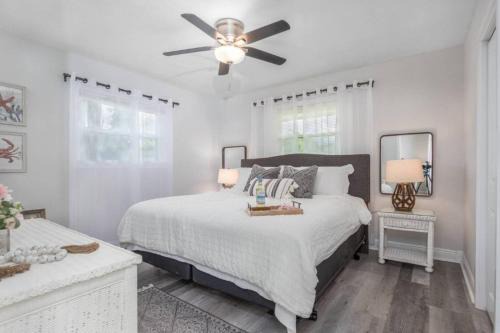 Arlington Park House | Annie's Escape - 5 mins to Downtown - HotTub