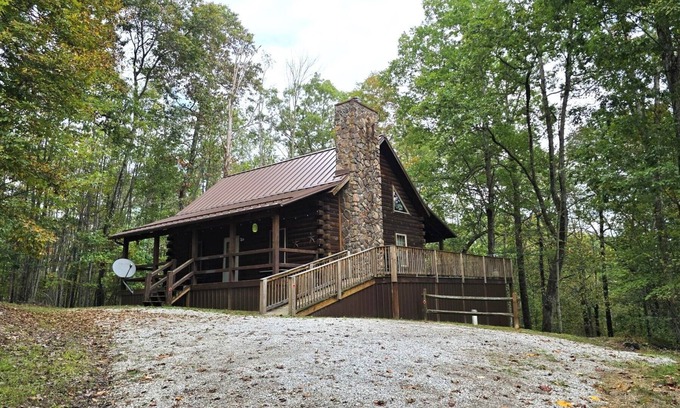Creola Cabin | Anson's Ridge: Log home in the woods w/hot tub, near Hocking Hills- Sleeps 12
