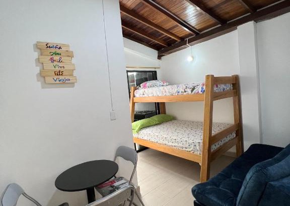 Suramericana Apartment | APARTAMENTO AMOBLADO SECTOR LAURELES-ESTADIO hasta 8 personas - Londres