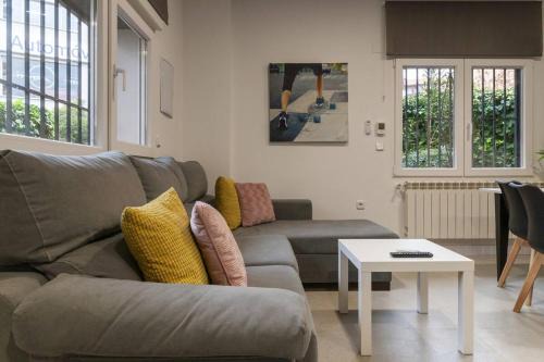 Legazpi Apartment | Apartamento Bronce by Clabao