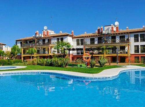 Costa Esuri Apartment | Apartamento con jardín privado y acceso a piscina