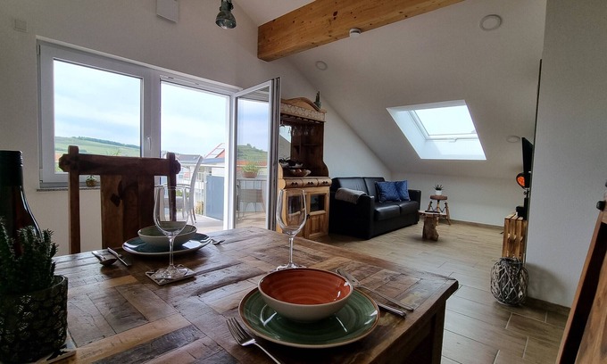 Sasbach am Kaiserstuhl Apartment | Apartment 'B' with Mountain View, Wi-Fi and Air Conditioning