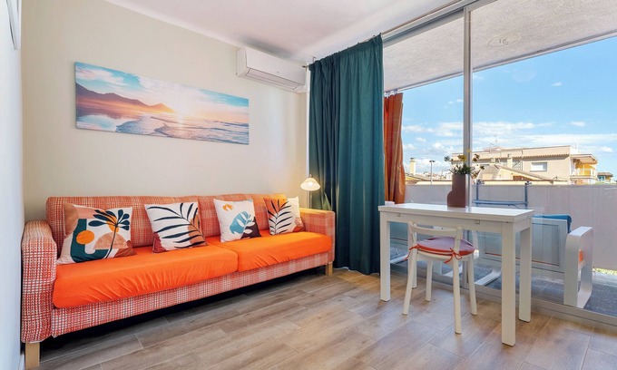 Cunit Apartment | Apartment 'Africa Near The Beach' with Private Terrace, Wi-Fi and Air Conditioning