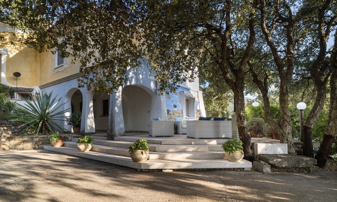 Dorgali Apartment | Apartment "Art House" with Mountain View, Private Terrace & Wi-Fi