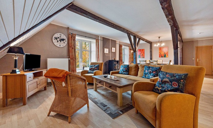 Barlt Apartment | Apartment 'Das Eulennest' with Shared Terrace and Shared Garden