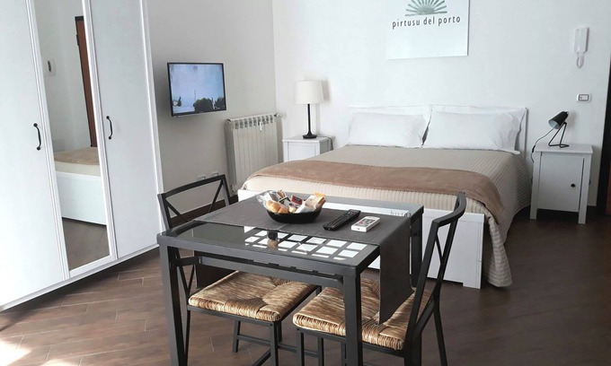 Palermo Apartment | Apartment 'Del Porto, Palermo' with Balcony, Wi-Fi and Air Conditioning