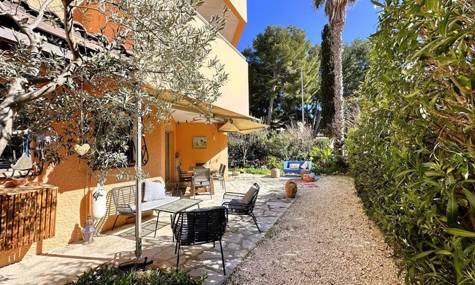 Toulon - Hyeres Apartment | Apartment for 4 people with parking close to beaches and restaurants in Hyères