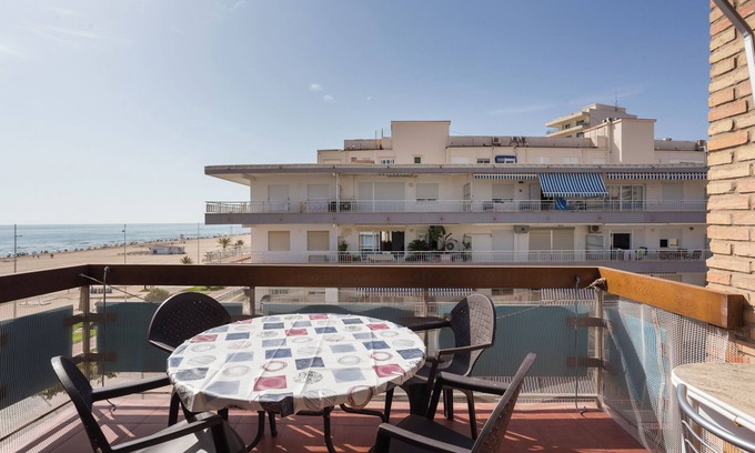 Grau i Platja Apartment | Apartment 'Frente Al Mar' with Sea View and Balcony