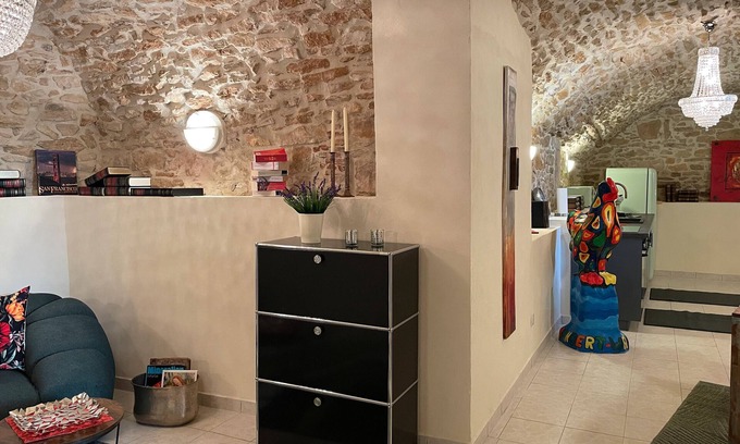 Barjac Apartment | Apartment 'Gite Vert - Paradis De Provence' with Shared Terrace and Wi-Fi