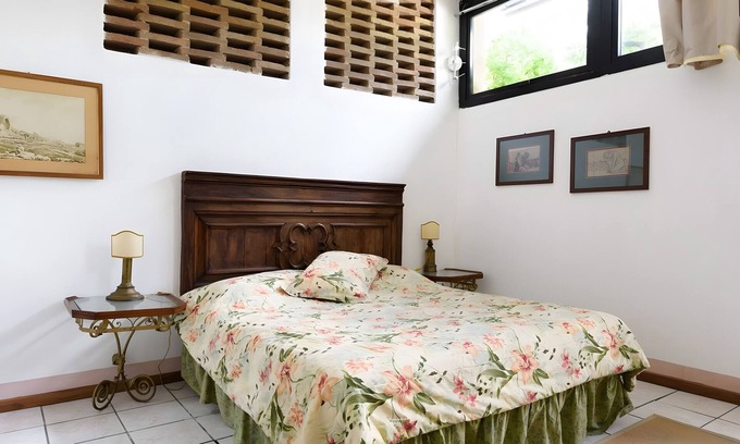 Vescovado Apartment | Apartment 'Glicine - Antiche Dimore' with Shared Pool, Wi-Fi and Air Conditioning