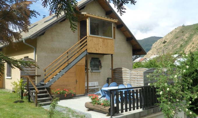 Saint-Martin-de-Queyrieres Apartment | Apartment in a quiet village