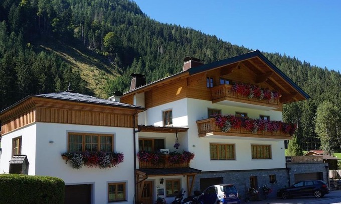 Flachau Apartment | Apartment in Flachau with Mountain Views