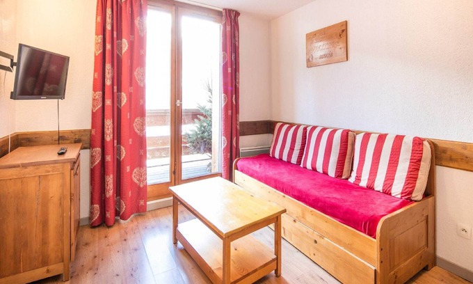 Saint-Michel-de-Maurienne Apartment | Apartment in France with Ski Views