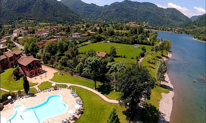 Crone Apartment | Apartment in Idro with Pool and Garden