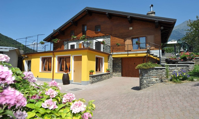 Montjovet Apartment | Apartment in quiet house, surrounded by greenery, in the center of the Valley