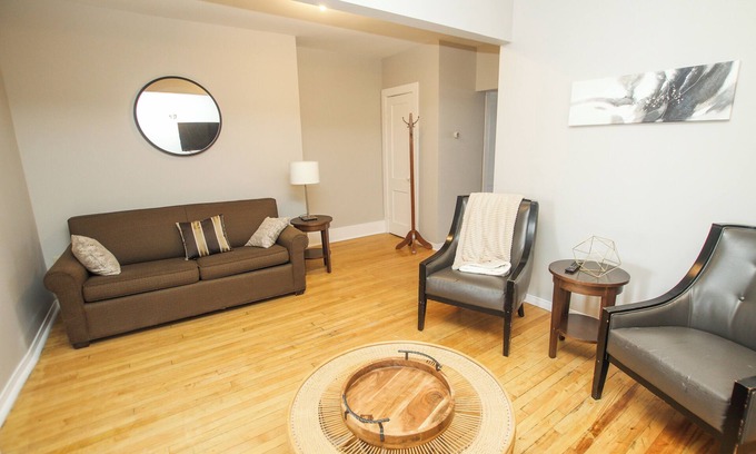 Cornwall Apartment | Apartment in the downtown area. Close to shopping and restaurants.