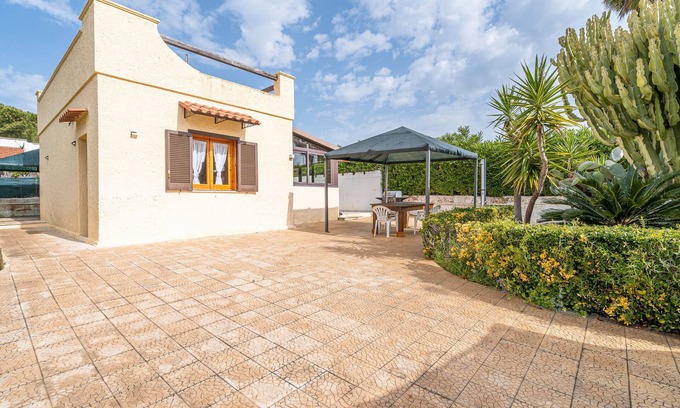 Ognina Apartment | Apartment 'La Gialla' with Private Terrace, Wi-Fi and Air Conditioning