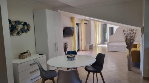 Torregrotta Apartment | Apartment La Maddalena