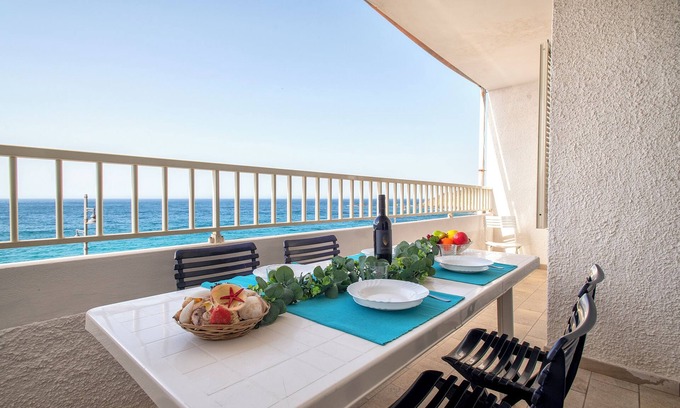 Castelsardo Historic Centre Apartment | Apartment 'La Marina Beach House' with Sea View, Balcony and Air Conditioning