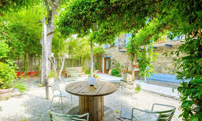 Clans Apartment | Apartment 'Le Jardin Des Oiseaux' with Shared Garden