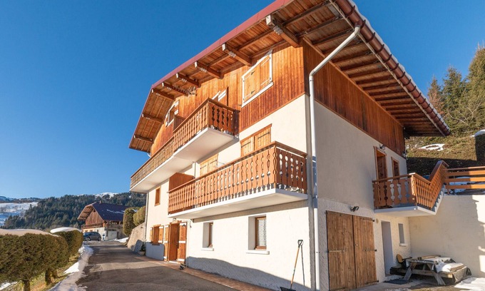 Cordon Apartment | Apartment 'Le Rouge-Gorge' with Mountain View, Private Terrace and Wi-Fi