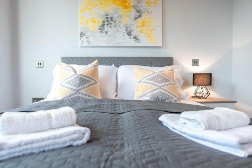 Staines House | Apartment Nine Staines Upon Thames - Free Parking - Heathrow - Thorpe Park