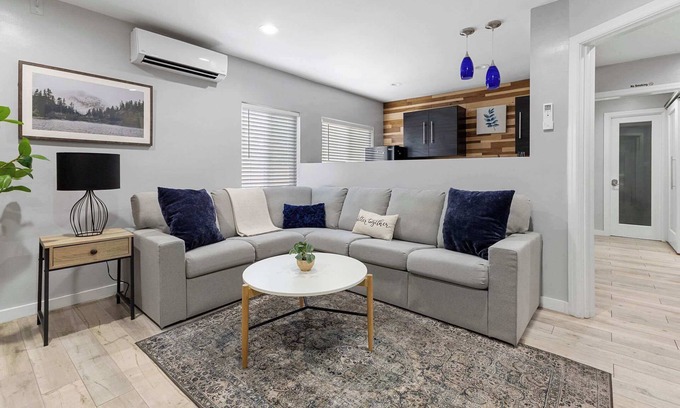 Barths Apartment | Apartment on 38th- Vibrant, Urban neighborhood