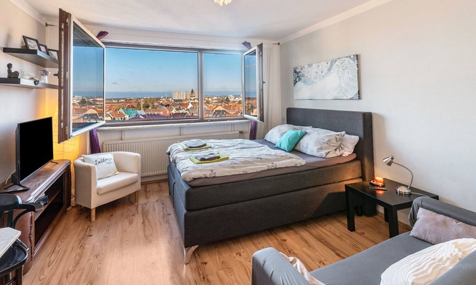 Weststadt Sudlicher Teil Apartment | Apartment 'Panorama-Blick Über Karlsruhe' with Mountain View and Wi-Fi