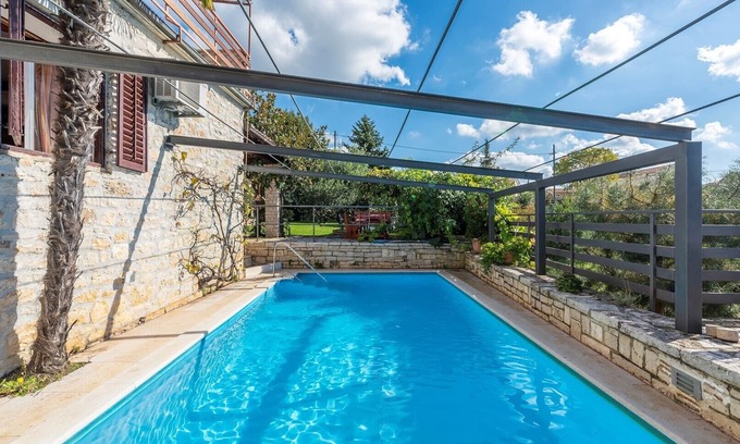 Peresiji Apartment | Apartment Peresiji AUB with Shared pool