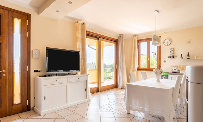 Uzzano Apartment | Apartment "Porzione di Villa in Toscana" with Lake View, Wi-Fi, Garden & Terrace