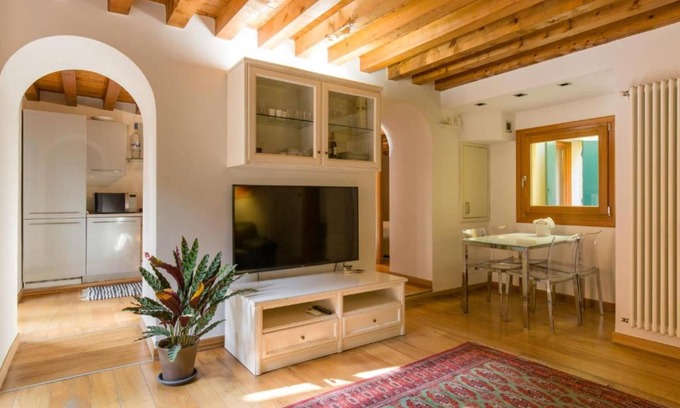 Verona City Centre Apartment | Apartment 'Sant' Eufemia Verona' with Balcony, Wi-Fi and Air Conditioning