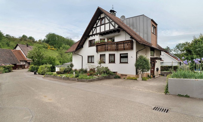 Lauf Apartment | Apartment 'Serr' with Balcony and Wi-Fi