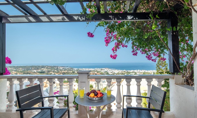 Hersonissos Centre Villa | Apartment - Sleeps 10 - Parking - Garden - Pool