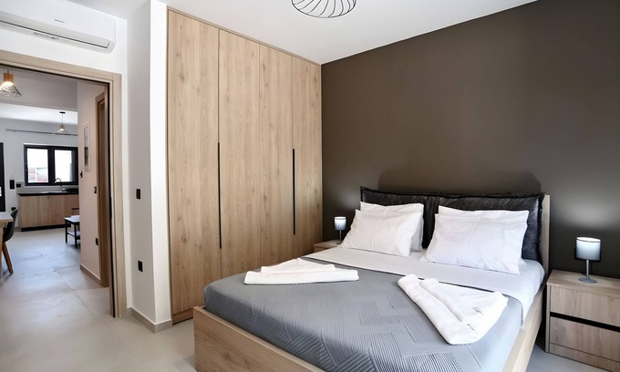 Vlicho Apartment | Apartment 'Sokol Stone House 3' with Mountain View, Wi-Fi and Air Conditioning