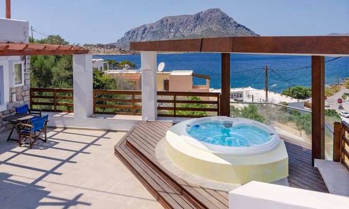 Kamari Apartment | Apartment 'Vasilis Studios Family House ' with Sea View, Wi-Fi and Air Conditioning