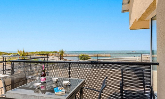 Cleder Apartment | Apartment 'Vue Mer - Plage À 30m' with Sea View, Private Terrace and Wi-Fi