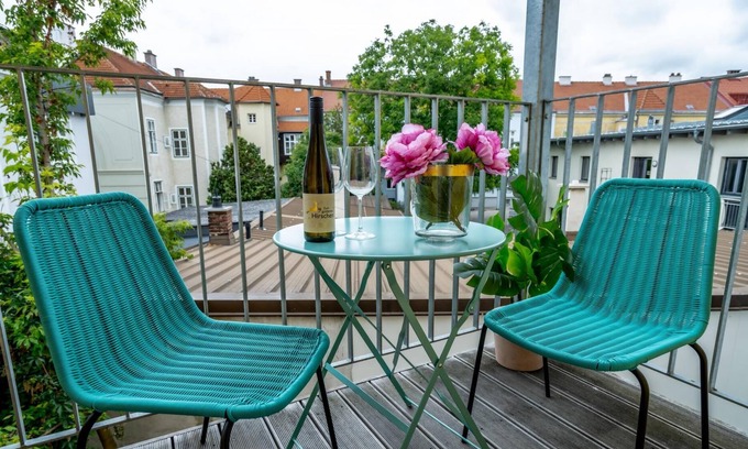 Krems an der Donau Apartment | Apartment with Terrace and King Bed in Krems City