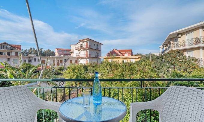 Poros Apartment | Apartment ' with Shared Garden, Wi-Fi and Air Conditioning