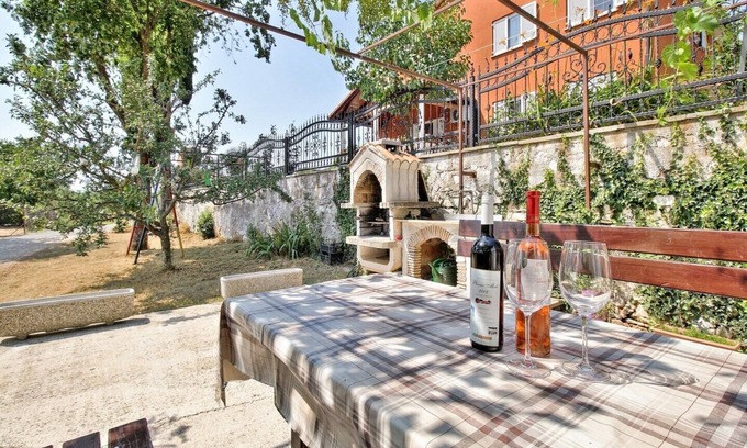 Valica Apartment | Apartment with green view