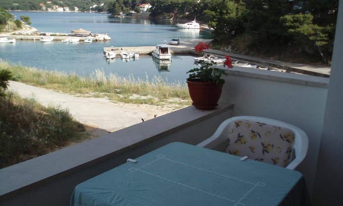 Brbinj House | Apartment with two bedrooms,direct at sea