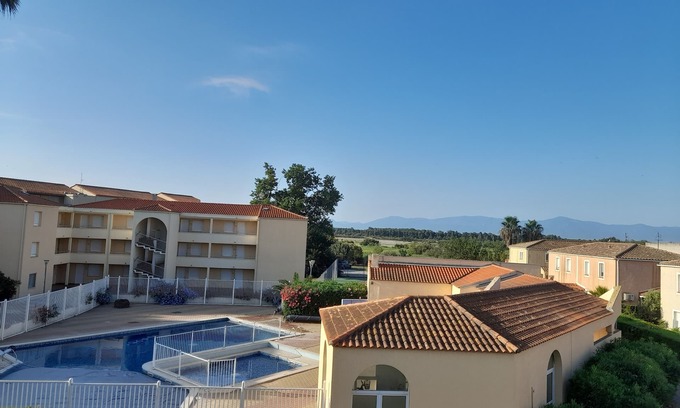 Les Hauts de Canet Apartment | Apparently sleeps 4 in secure residence. Swimming pool and private parking.