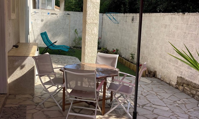 Saint-Georges-de-Didonne Apartment | Appartement à Quelques pas de la Plage de Vallieres et du Centre de St Georges