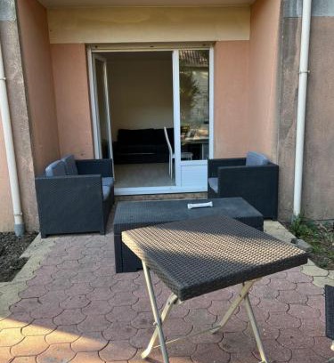Beaumont-sur-Oise Apartment | Appartement avec place de parking privé et jardin