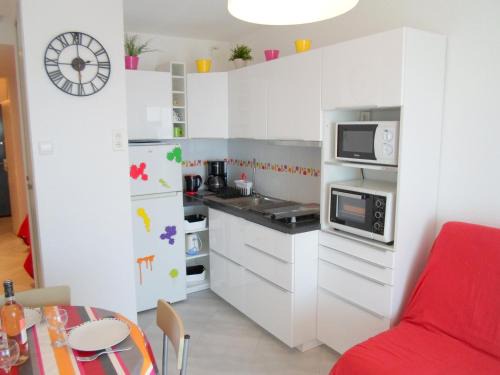 Balaruc-les-Bains Apartment | Appartement climatisé proche des thermes avec balcon - FR-1-503-50