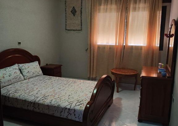 Bni Makada Apartment | APPARTEMENT PROCHE BUS CTM 90M2 PROPRETE ET HYGIENE IRREPROCHABLE très bien équipé UNE CHAMBRE et 2 SALONS avec couchage seddari