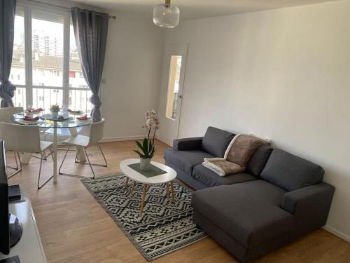 Franconville Apartment | Appartement rénové et spacieux, Terrasse, 4 pers