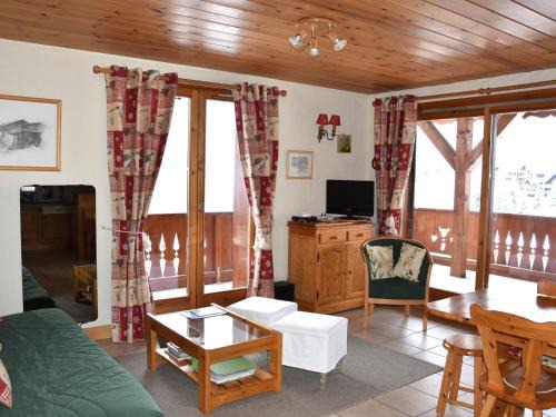 Champagny-en-Vanoise Apartment | Appartement spacieux proche télécabine avec terrasse et WiFi - FR-1-464-51